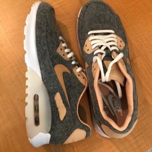 Nike Air max sneakers size 7.5!